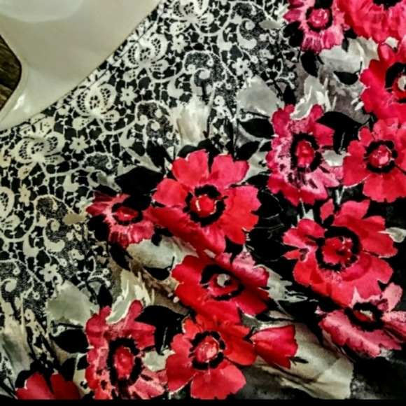 IZ Byer Top Size Medium Floral Batwing Smocked - Picture 8 of 12